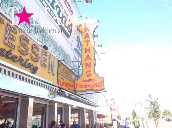 Вывеска Nathan's привлекает любителей хот-догов и жареной картошки днем и ночью. Кони-Айленд, Бруклин